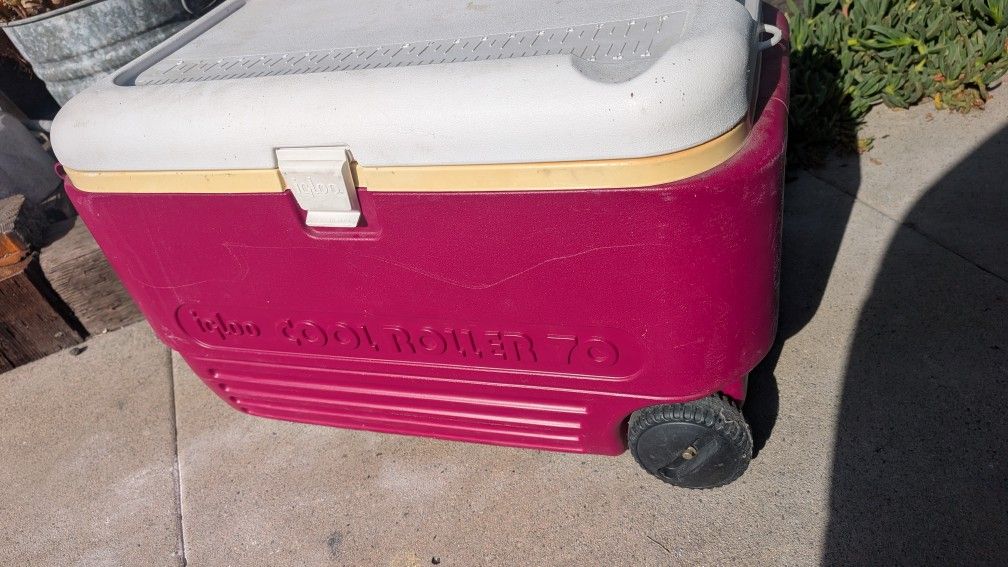 Vintage Igloo Roller 70 Quart Cooler Large Ice Box Chest Drink Storage Retro