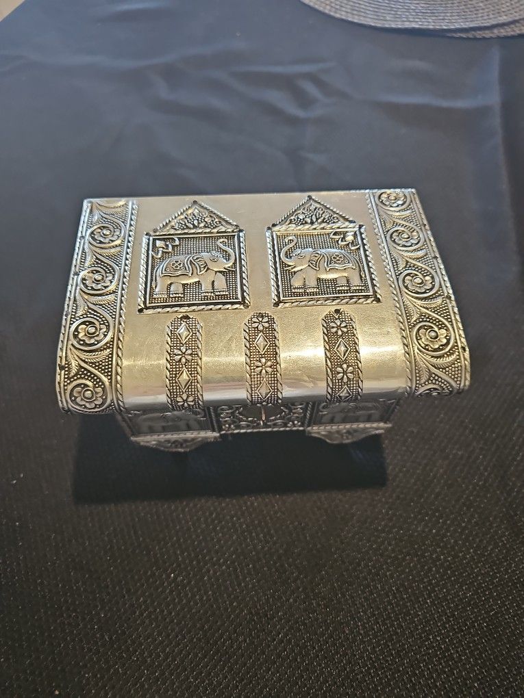 Vtg Silver-tone Indian Elephant & Floral Ornate Locking Jewelry Stash Box