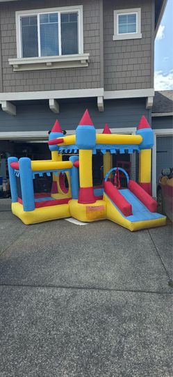 Kids bouncy castle