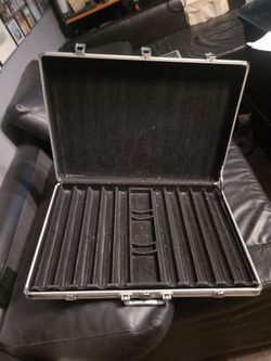 Empty poker chip case holds 1000 chips
