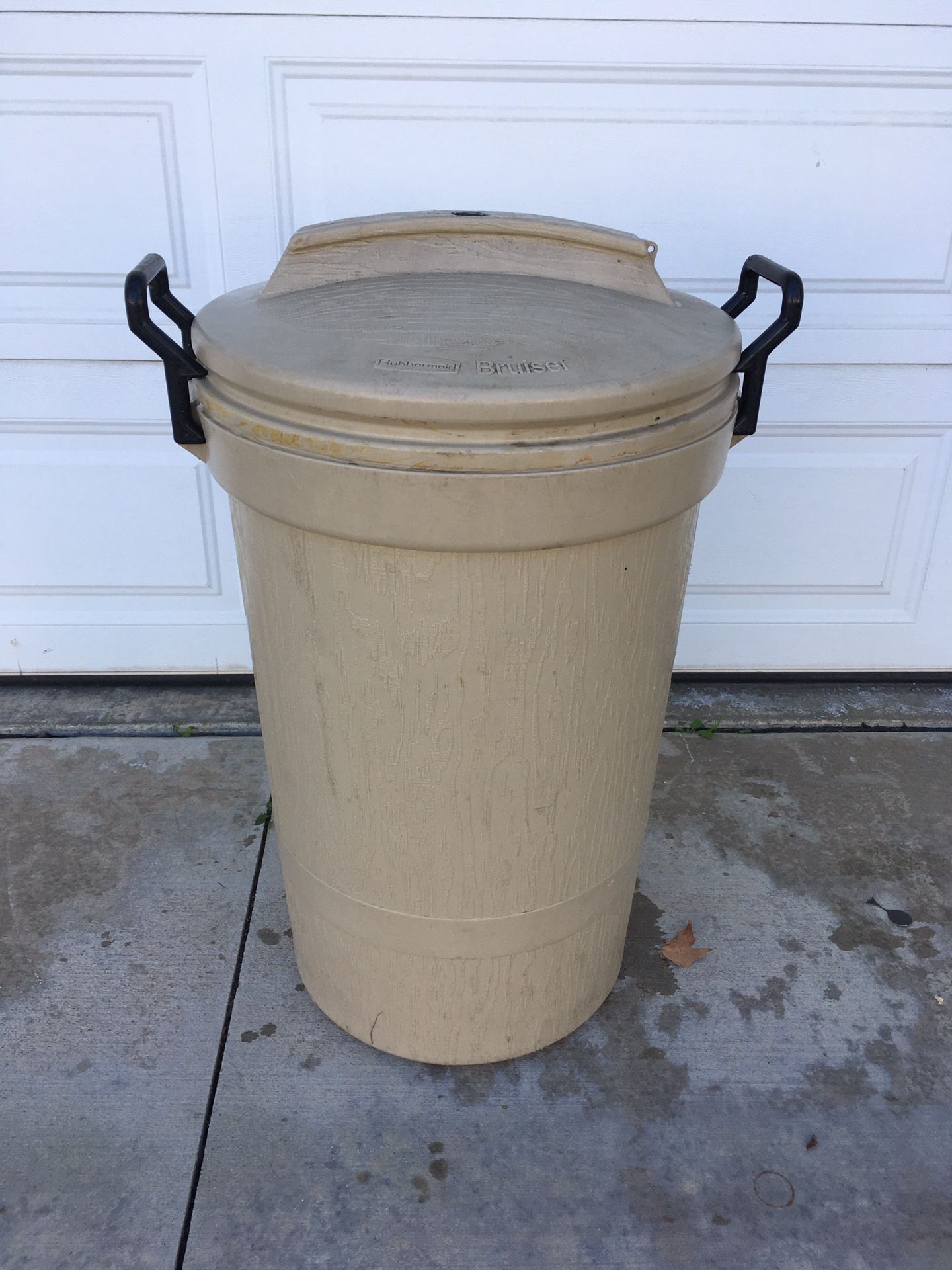 Rubbermaid Bruiser dual handle trash can 32”