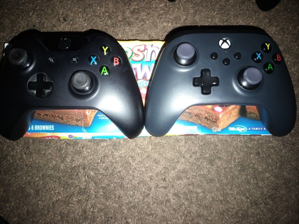 2 Xbox Controllers