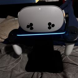 Meta Quest 3s With Light Up Stand. And Extra Battery Pack And Rechargeable Batteries 