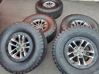 Jeep Rubicon 392 17 inch factory rims and tires.