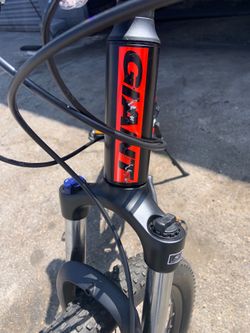 Giant talon 3. 24 speed medium size lightweight aluminum frame with hydraulic disc brakes and 29” wheels