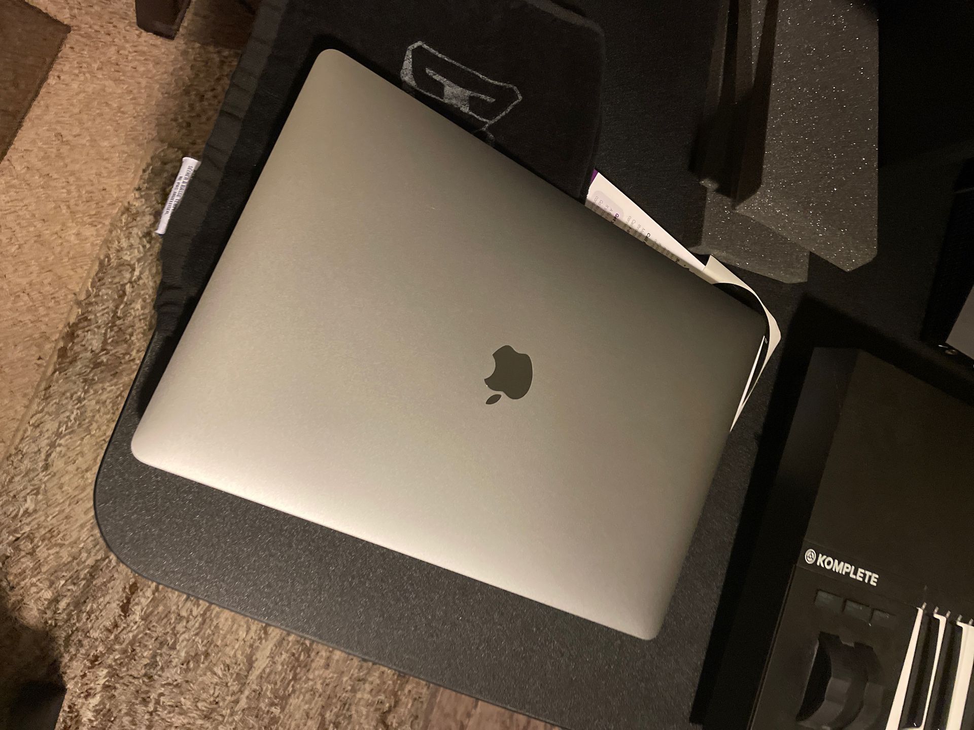Apple MacBook Pro 2018 15 inch 1tb 16gb ram