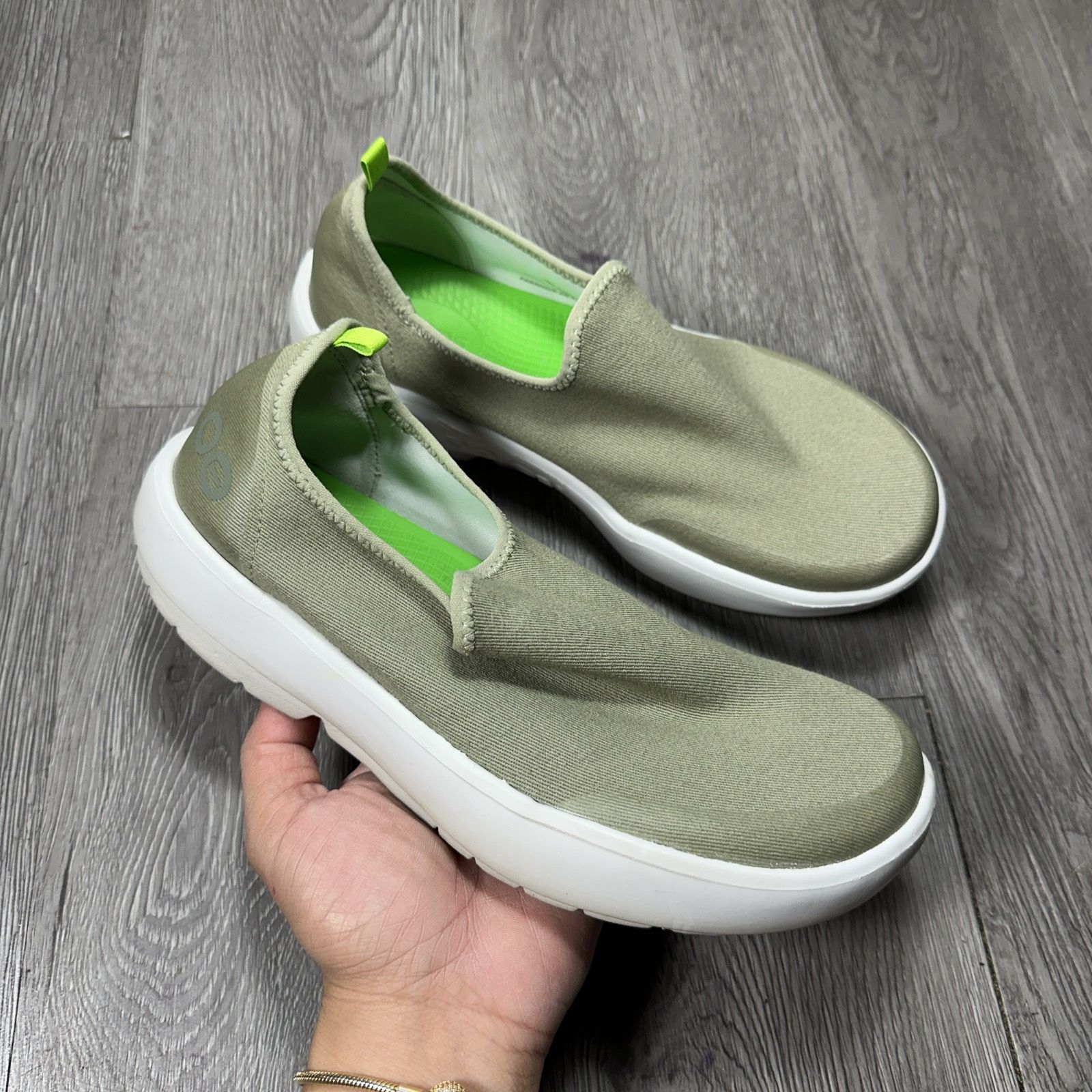 OOfos OOmg eeZe Low Womens Recovery Slip On Shoes Sneakers Green