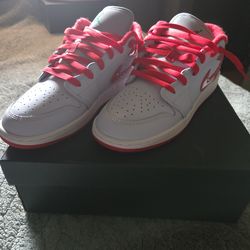 Air Jordan 1 Low, Football Grey/University Red.