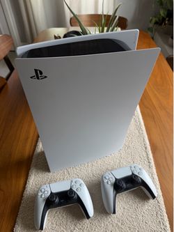 PS5 digital 1Tb + 2 controllers