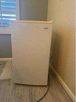 Sanyo mini fridge