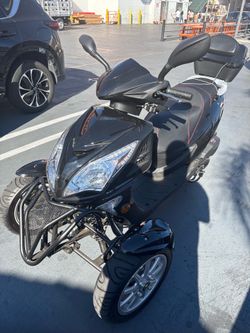 Black Dongfang 200cc Tadpole Trike Scooter - 2400 Mi