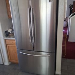 Samsung Large Refrigerator In Excellent Condition Works Good 275 No Ice Maker