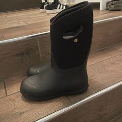 Boys BOGS boots Size 2 Barely Worn 