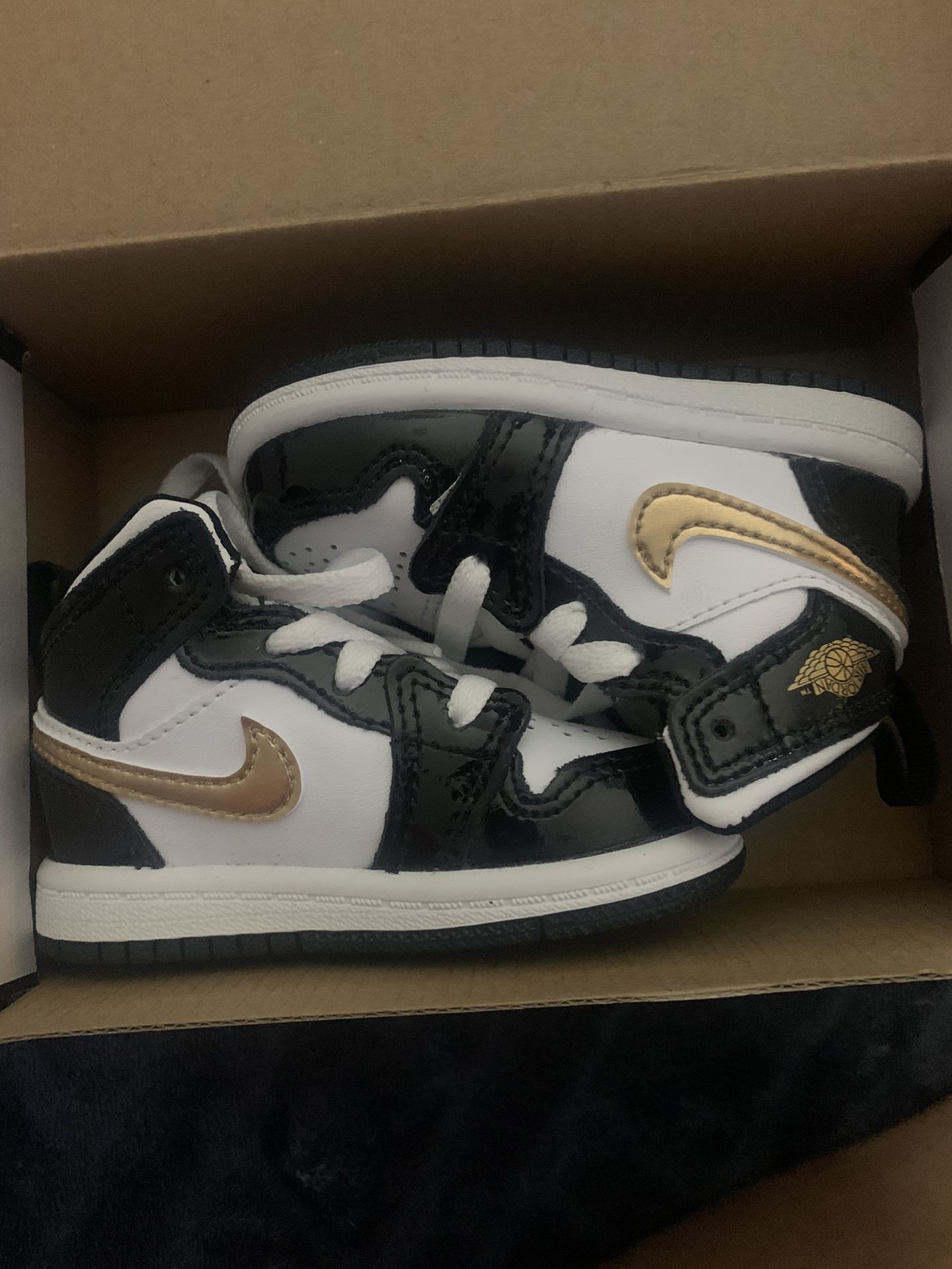 Baby Jordan 1 Black And Gold Size 4C
