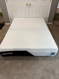 Like new Queen Nectar classic memory foam mattress