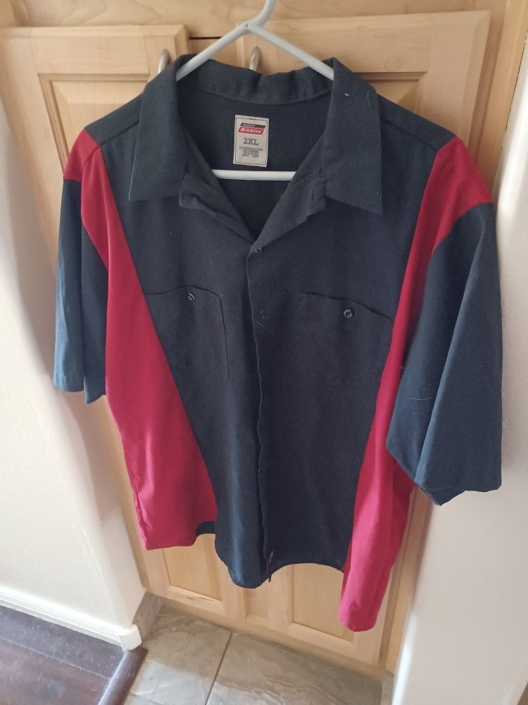 DICKIES 2X BLACK AND RED BUTTON DOWN SHIRT 3.00