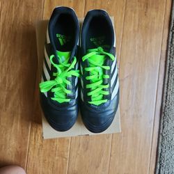 EUC  Youth Soccer Cleats Size 7