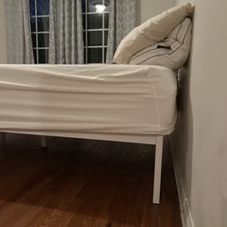 Queen matress w bed frame