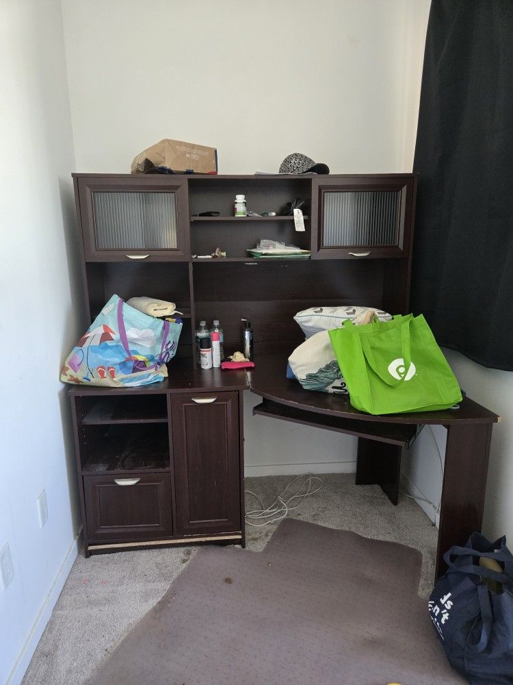 FREE DESK COME GET IT THIS WEEK