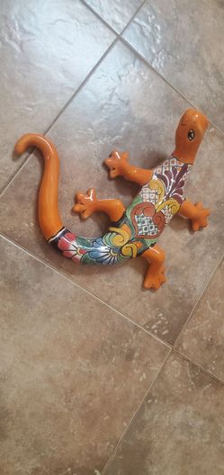 Large mexican talavera  hand painted pottery gecko lizard