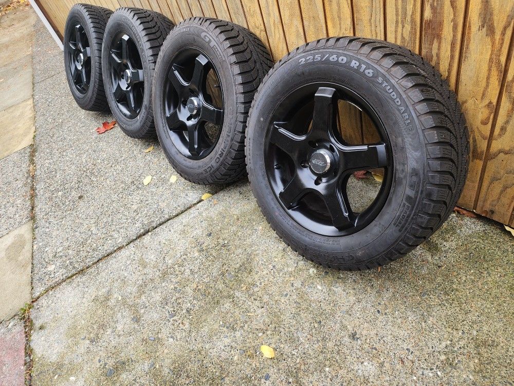 16" Chrysler Town&Country Snow Wheels and Tires for Sale in Everett, WA