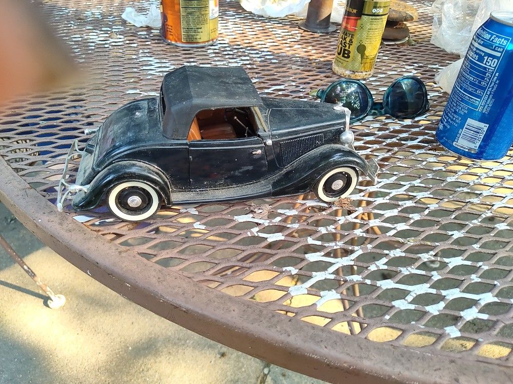 1934 Ford V8 Soildo 1:18 Metal