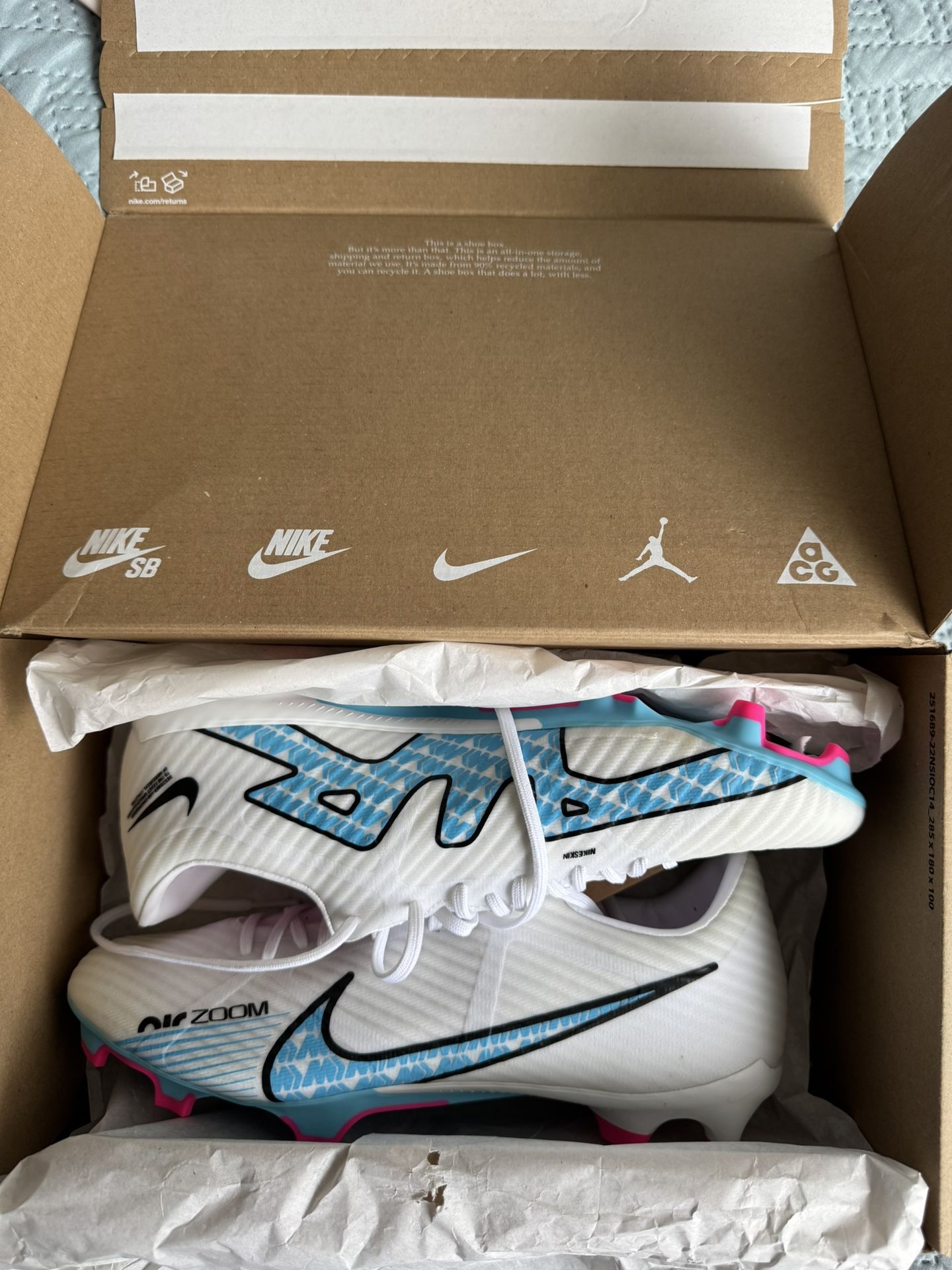 Nike Men’s Cleats Size 7 Never Worn with box