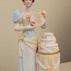 Avon Presidents Club Mrs. Albee Award 2007 Porcelain Figurine 40th Anniversary