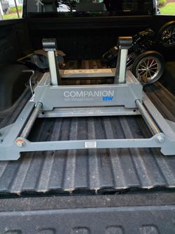 B&W 5th wheel hitch and sliders for RAM Puck system