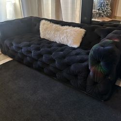 ♥️♥️Beautiful Black Tufted Velvet Sofa, Couch♥️♥️