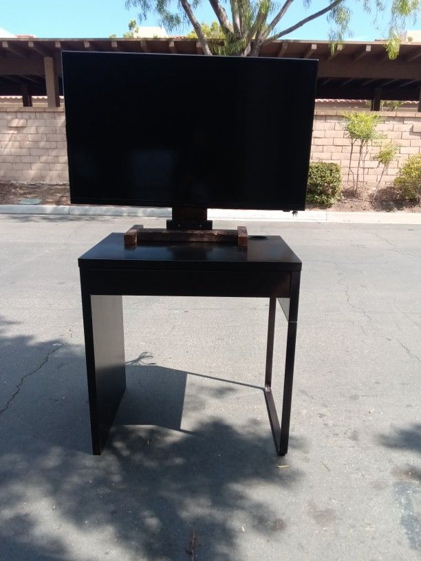 Computer Desk 32" TV 1080p Keyboard Set