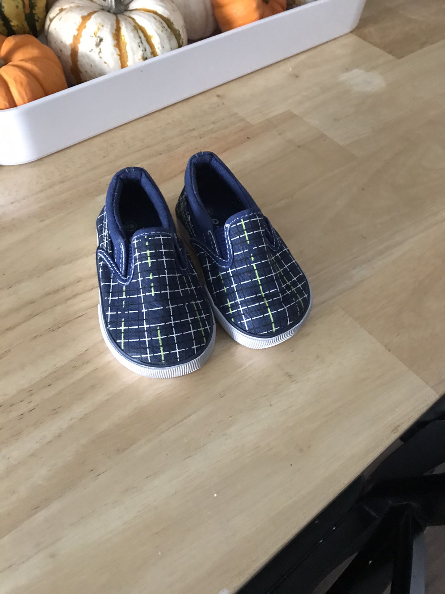 Free - Size 4W shoes (baby boy) Available until market SOLID