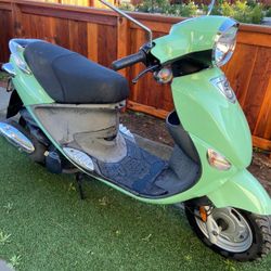 2014 Genuine Buddy 50 Scooter $700
