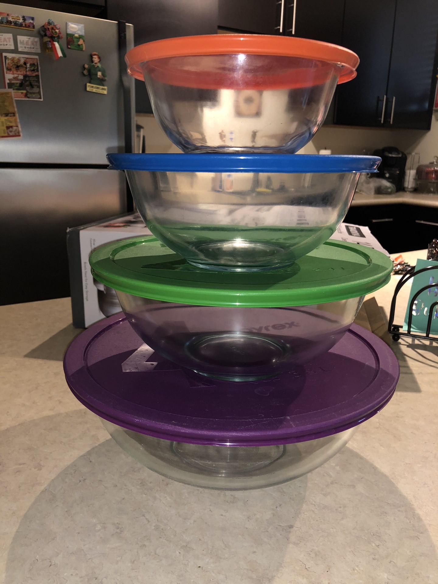 Pyrex covered mixing bowls ( 8 pcs )