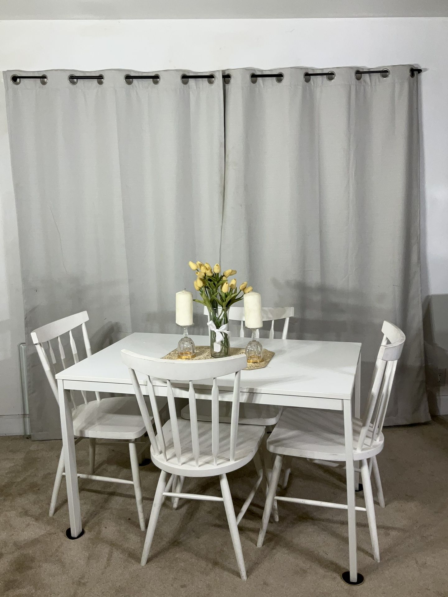 White Extendable Dining Table & 4 Windsor Chairs 