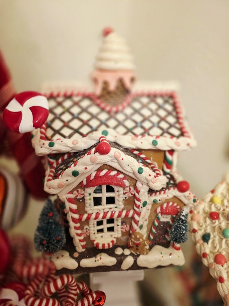 Christmas Gingerbread House Lights Up