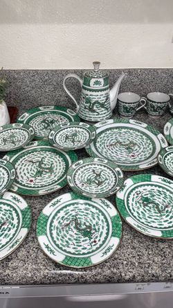 Vintage Chinese plate set