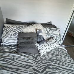 Full Size Bed With Bedding 