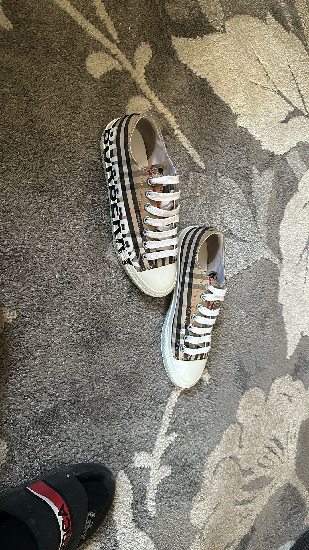 Tenis Burberry Size 7.5