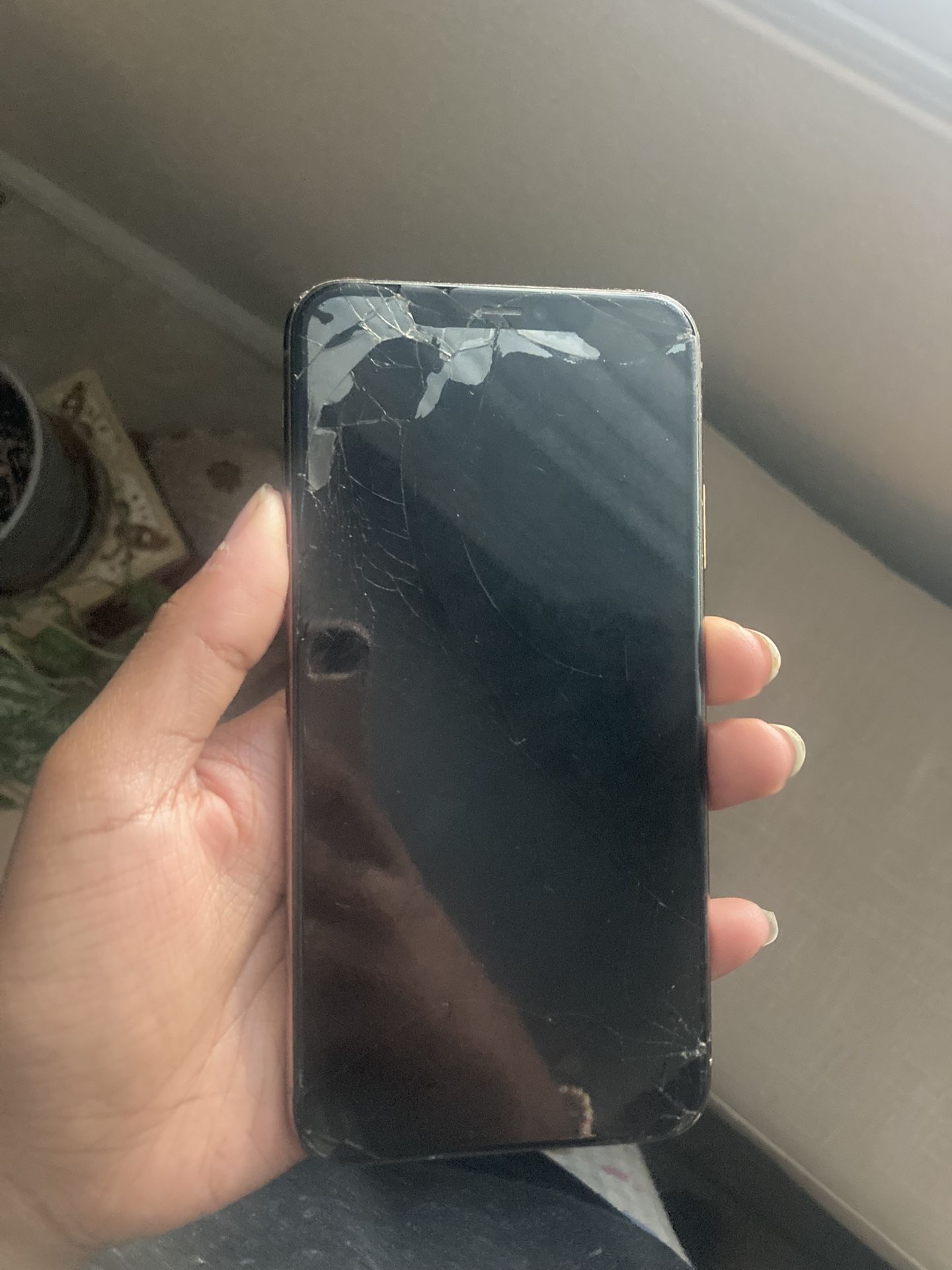 iPhone 11 Pro 256GB (Unlocked) – Cracked Screen / For Parts or Repair