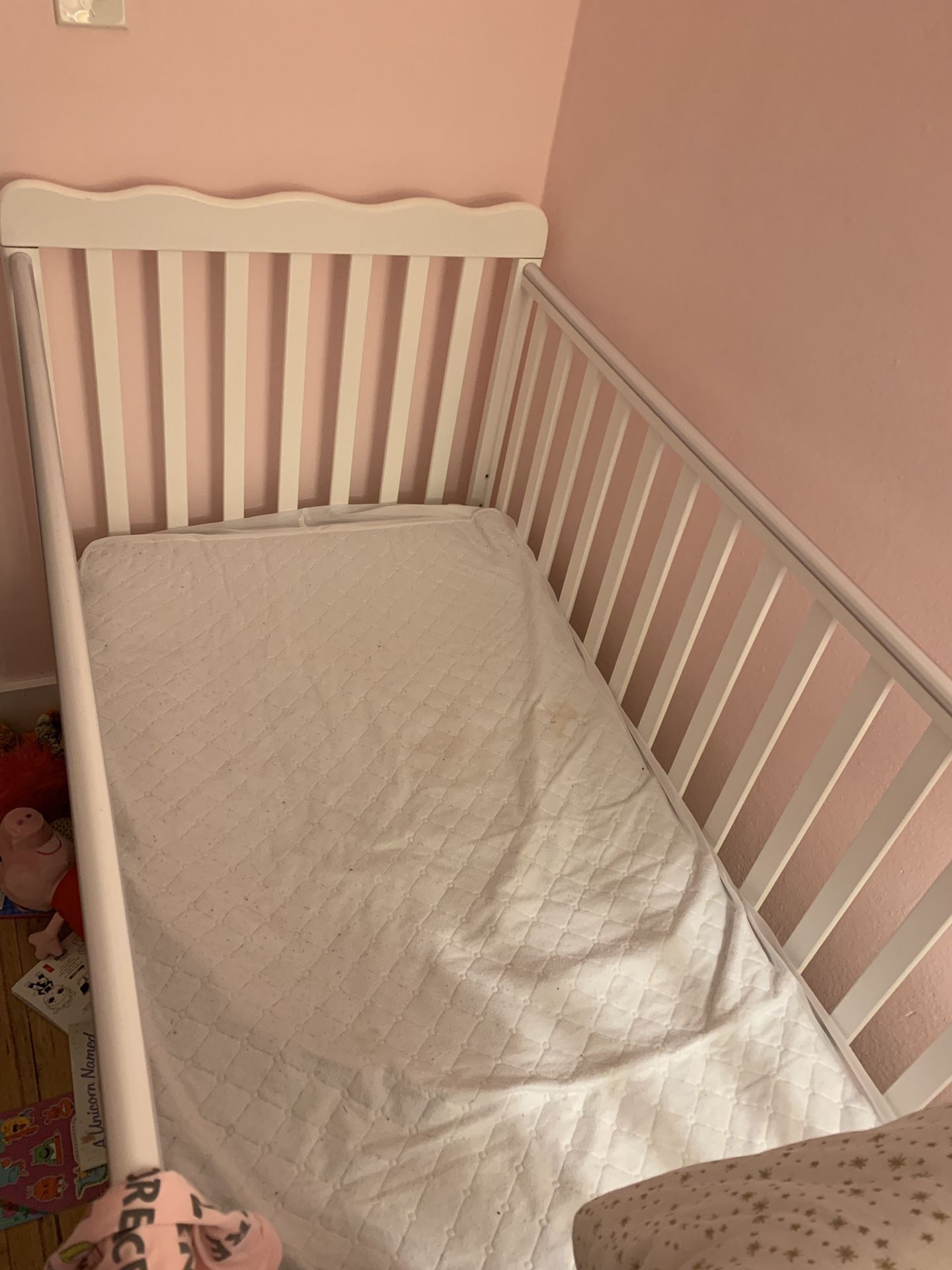 Baby crib (mattress included)
