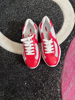 Mens size 8.5 Pradas 400$