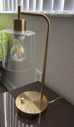 Lamp with USB 2 pairs