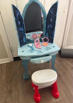 Elsa Frozen Makeup and Vanity Set