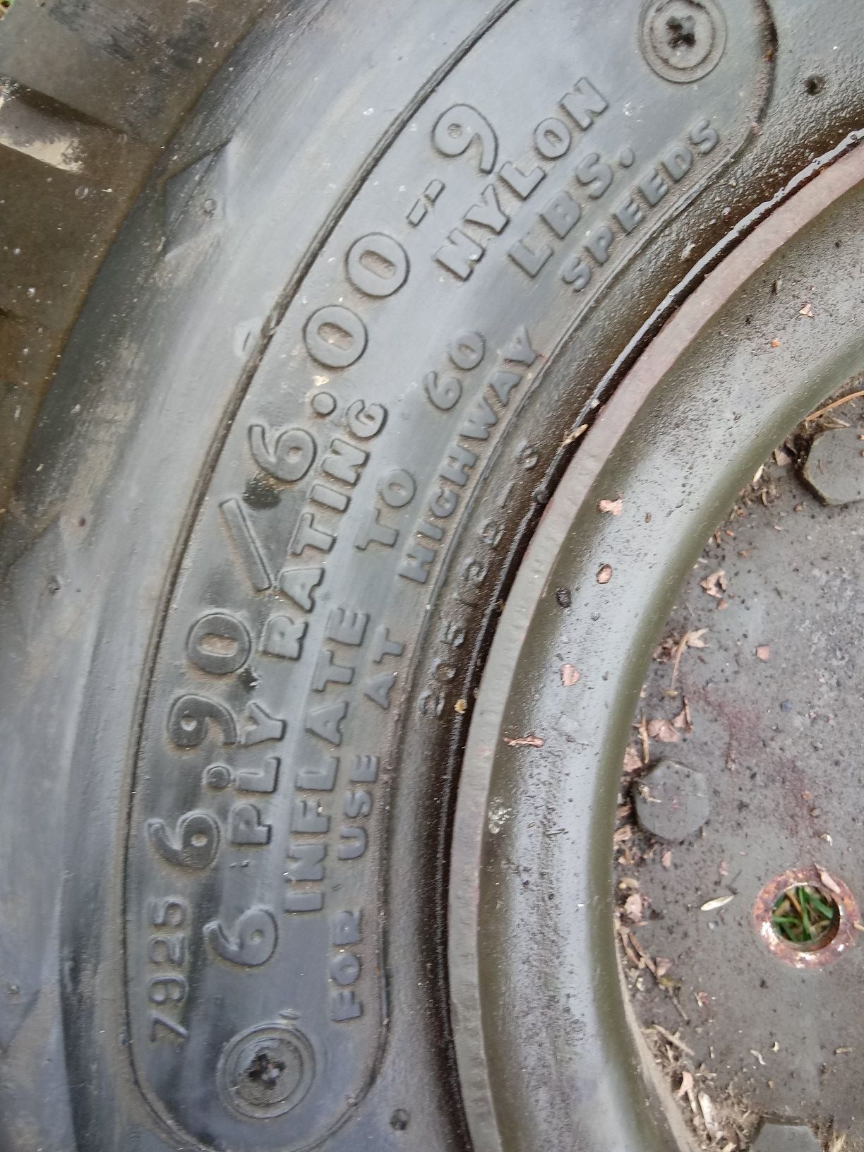 Lawn tractor tire