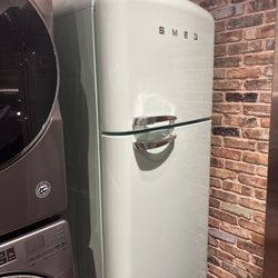 BEAUTIFUL PASTEL GREEN FRIDGE 