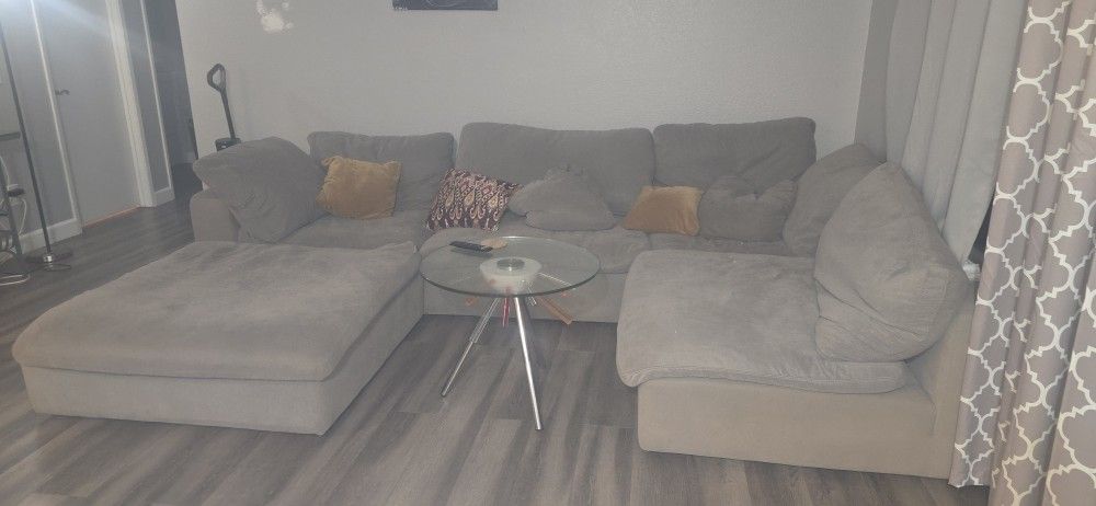 ✨ Comfy Sectional Sofa – Great Condition Except Small Tear – Priced to Sell! ✨