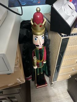 Nut cracker