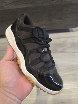 JORDAN 11 LOW BLEACHED CORAL SZ 3Y PREOWNED LIKE NEW