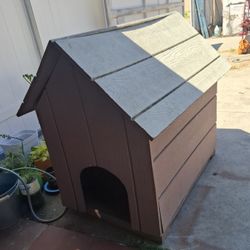BEAUTIFUL DOG HOUSE 38"X 43 VERY GOOD CONDITION 